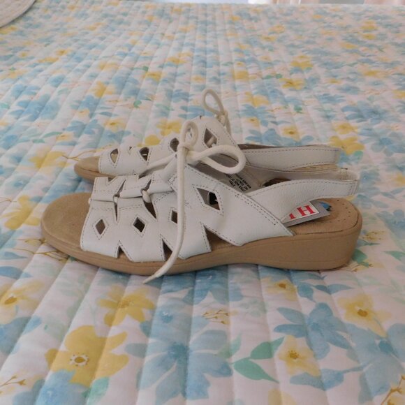 Cobbie Cuddlers White Sandals Size 8 Wide Leather Adjustable Comfort - Picture 7 of 8